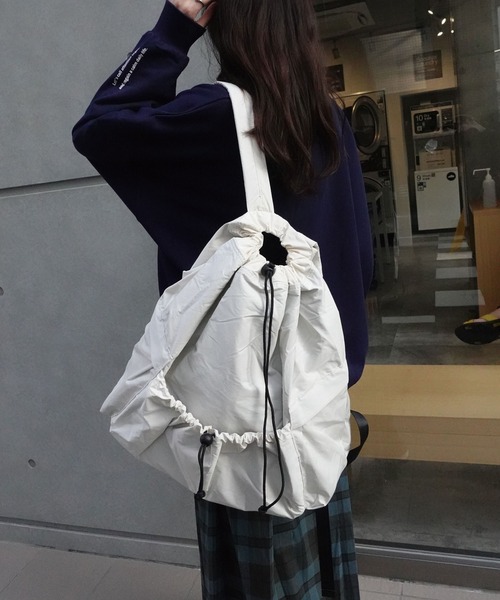 CORNERS(コーナーズ)の「ナイロンドロストナップサック(バックパック/リュック・レディース・グレイッシュベージュ/カーキ/アイボリー/ブラック・FREE)」の11枚目の写真