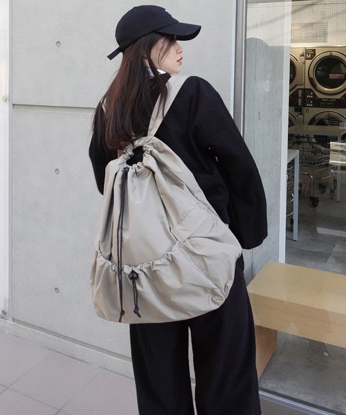 CORNERS(コーナーズ)の「ナイロンドロストナップサック(バックパック/リュック・レディース・グレイッシュベージュ/カーキ/アイボリー/ブラック・FREE)」の20枚目の写真