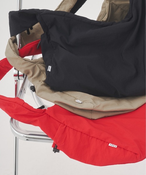 YOEL（ヨエル）の「YOEL - nylon shoulder bag / ナイロンショルダーバック（ショルダーバッグ・メンズ・レッド/グレイッシュベージュ/ブラック・FREE）」の19枚目の写真