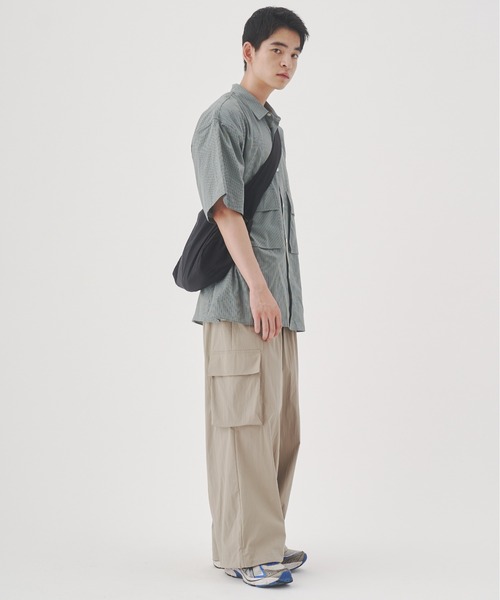 YOEL（ヨエル）の「YOEL - nylon shoulder bag / ナイロンショルダーバック（ショルダーバッグ・メンズ・レッド/グレイッシュベージュ/ブラック・FREE）」の4枚目の写真