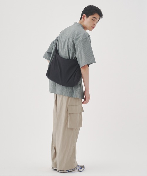 YOEL（ヨエル）の「YOEL - nylon shoulder bag / ナイロンショルダーバック（ショルダーバッグ・メンズ・レッド/グレイッシュベージュ/ブラック・FREE）」の5枚目の写真