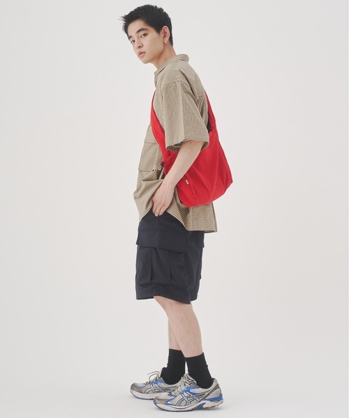 YOEL（ヨエル）の「YOEL - nylon shoulder bag / ナイロンショルダーバック（ショルダーバッグ・メンズ・レッド/グレイッシュベージュ/ブラック・FREE）」の13枚目の写真