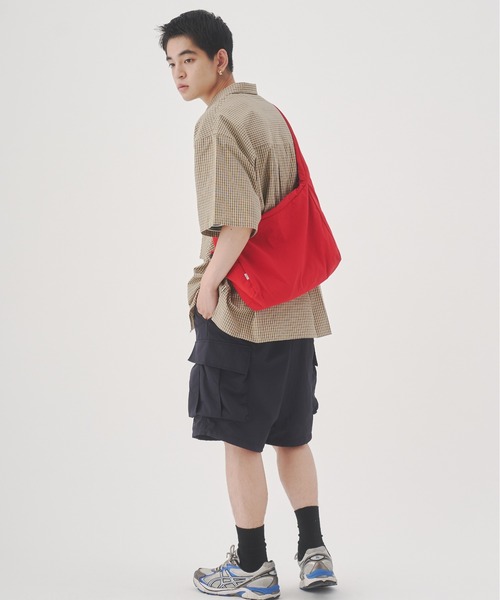 YOEL（ヨエル）の「YOEL - nylon shoulder bag / ナイロンショルダーバック（ショルダーバッグ・メンズ・レッド/グレイッシュベージュ/ブラック・FREE）」の14枚目の写真