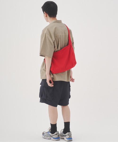 YOEL（ヨエル）の「YOEL - nylon shoulder bag / ナイロンショルダーバック（ショルダーバッグ・メンズ・レッド/グレイッシュベージュ/ブラック・FREE）」の15枚目の写真