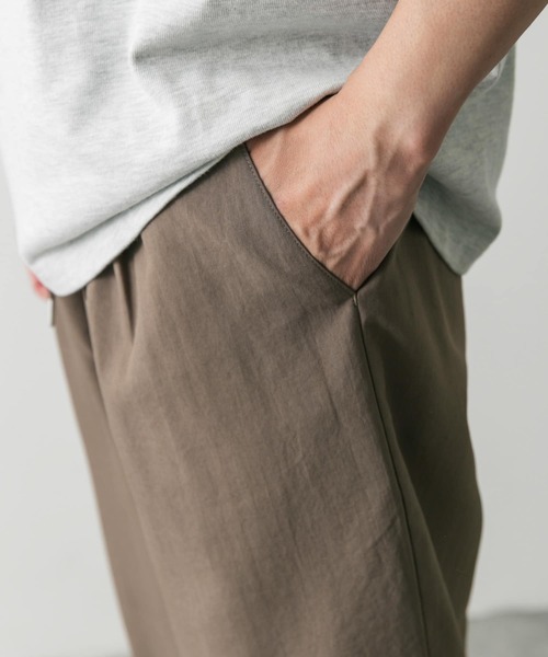 URBAN RESEARCH DOORS（アーバンリサーチドアーズ）の「『吸水速乾』セオアルファワンタックトラウザー（その他パンツ・メンズ・ネイビー/モカ/チャコールグレー・LARGE/MEDIUM）」の6枚目の写真