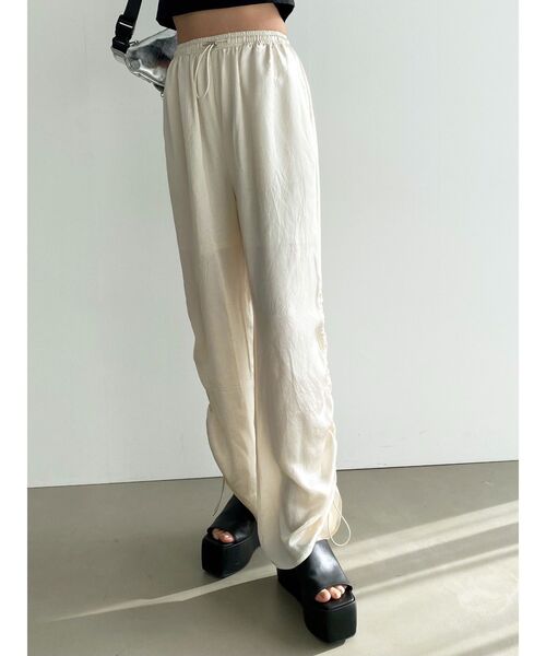 EMODA（エモダ）の「グロスルーズパンツ（その他パンツ・レディース・ブラック/グリーン/アイボリー・FREE）」の2枚目の写真