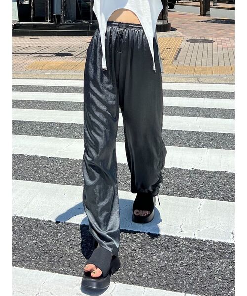 EMODA（エモダ）の「グロスルーズパンツ（その他パンツ・レディース・ブラック/グリーン/アイボリー・FREE）」の3枚目の写真