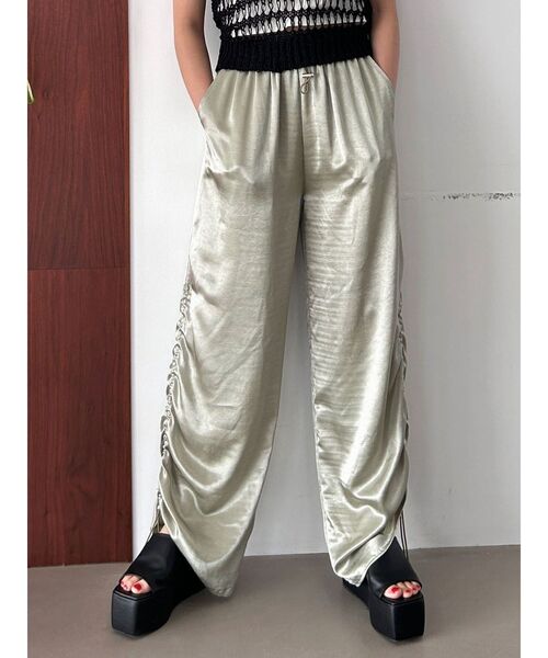 EMODA（エモダ）の「グロスルーズパンツ（その他パンツ・レディース・ブラック/グリーン/アイボリー・FREE）」の4枚目の写真