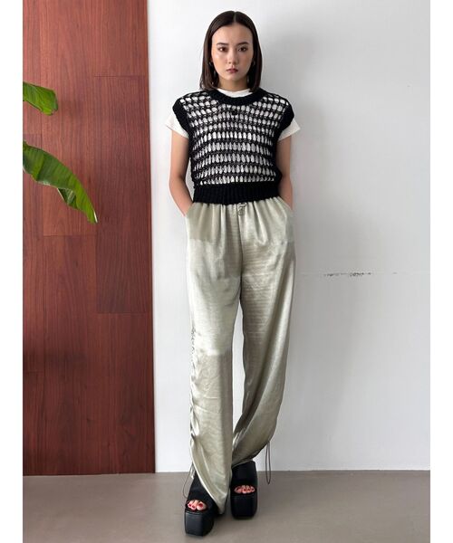 EMODA（エモダ）の「グロスルーズパンツ（その他パンツ・レディース・ブラック/グリーン/アイボリー・FREE）」の6枚目の写真