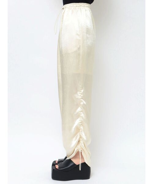 EMODA（エモダ）の「グロスルーズパンツ（その他パンツ・レディース・ブラック/グリーン/アイボリー・FREE）」の10枚目の写真