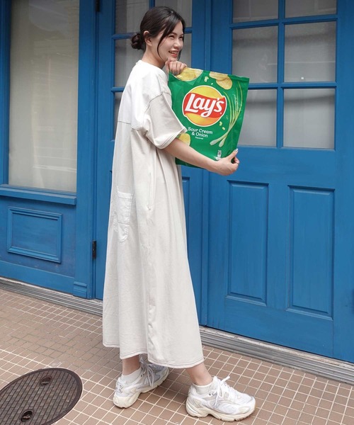 CORNERS(コーナーズ)の「配色ステッチオーバーサイズ半袖Tシャツワンピース(ワンピース・レディース・チャコールグレー/グレイッシュベージュ/イエロー/ネイビー/ブルー/ブラック・FREE)」の17枚目の写真