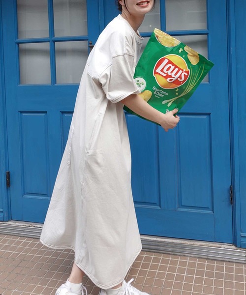 CORNERS(コーナーズ)の「配色ステッチオーバーサイズ半袖Tシャツワンピース(ワンピース・レディース・チャコールグレー/グレイッシュベージュ/イエロー/ネイビー/ブルー/ブラック・FREE)」の18枚目の写真