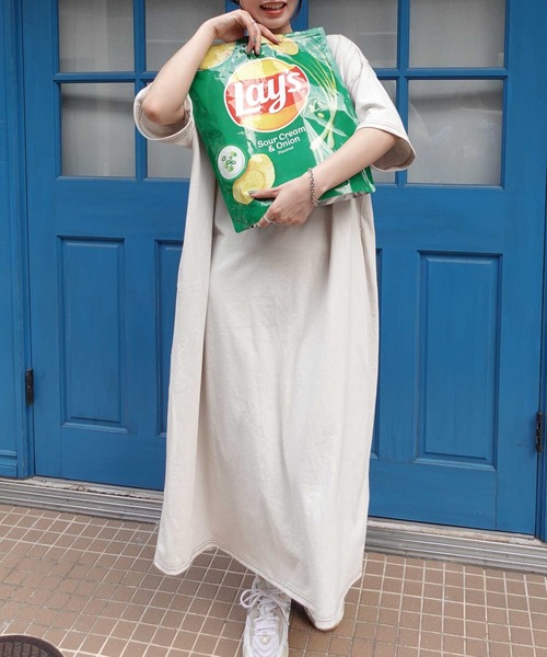 CORNERS(コーナーズ)の「配色ステッチオーバーサイズ半袖Tシャツワンピース(ワンピース・レディース・チャコールグレー/グレイッシュベージュ/イエロー/ネイビー/ブルー/ブラック・FREE)」の7枚目の写真