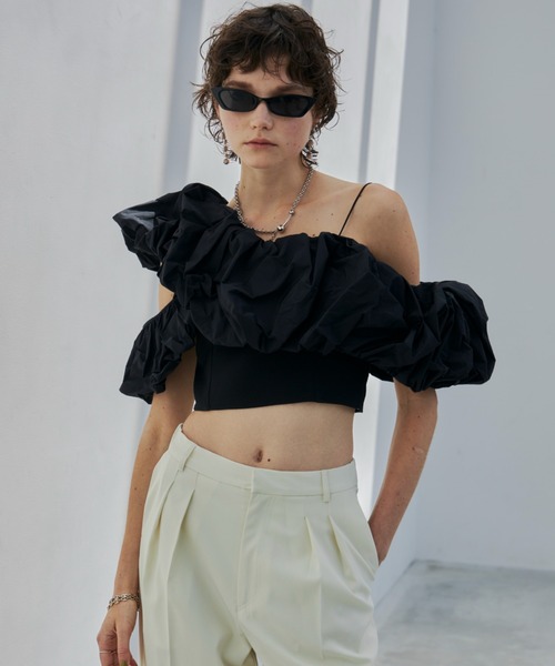 JOSE MOON(ジョゼムーン)の「FORUM ONESHOULDER BLOUSE/フォーラムワンショルダーブラウス(シャツ/ブラウス・レディース・ホワイト/ブラック/グレー・FREE)」の2枚目の写真