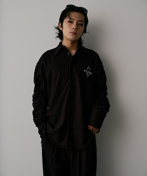 INTER FACTORY（インターファクトリー）の「CEZNA - アームシャーリングストライプシャツ - made in INTER FACTORY（シャツ/ブラウス・メンズ・ブラック/グレー・MEDIUM/LARGE）」の4枚目の写真