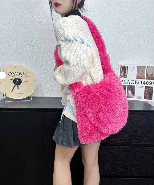 WEGO（ウィゴー）の「WEGO/フラップ付きファーショルダーバッグ（ショルダーバッグ・レディース・ブラック/ホワイト/ピンク・FREE）」の2枚目の写真