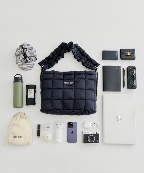 beautiful people（ビューティフルピープル）の「《残りわずか》【beautiful people/ビューティフルピープル】別注 PATTED SHOULDER BAG/パデッドショルダーバッグ/ナイロン巾着バッグ/ワンハンドルギャザーバッグ/キルティングバッグ/A4収納可能/防水（ショルダーバッグ・レディース・ブラック/グレー/ホワイト・FREE）」の4枚目の写真