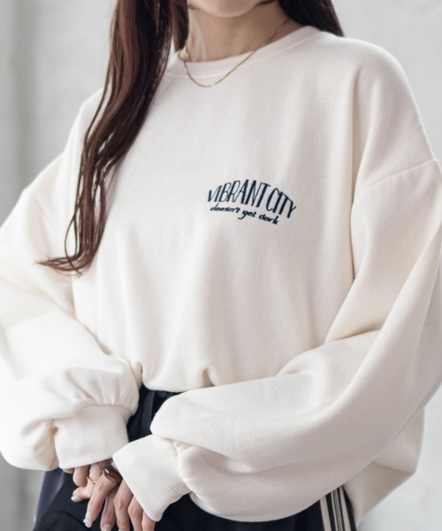 UNDERWRAPS(アンダーラップス)の「UNDERWRAPS サガラビッグロゴ刺繍 裏起毛トレーナー 古着風(スウェット・レディース・アイボリー/杢グレー/チャコールグレー・フリー)」の4枚目の写真