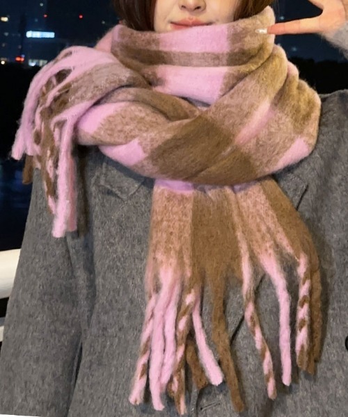 Futier land（フューティアランド）の「大判が女性らしくてカワイイ◎やわらかシャギーチェックビッグマフラー（マフラー・レディース・ブラック/ブルー/ピンク・FREE）」の4枚目の写真