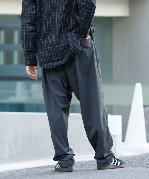 FREAK'S STORE（フリークスストア）の「限定展開 ワイドシルエット ストレッチナイロン クライミングパンツ（その他パンツ・メンズ・チャコールグレー/ブラック/ネイビー・SMALL/MEDIUM/LARGE）」の19枚目の写真