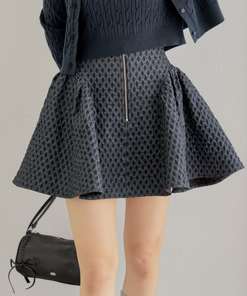 Chico(チコ)の「【SALON by Chico】ジャガードフレアスカート(スカート・レディース・ホワイト/ネイビー・FREE)」の1枚目の写真