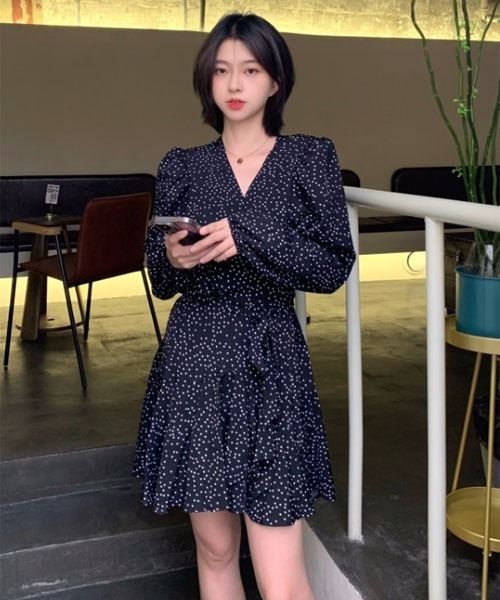 urge:(アージコロン )の「【URGE:】ドット柄 カシュクール 長袖 フレア ミニワンピース(ワンピース・レディース・ブラック・MEDIUM/SMALL/X-LARGE/LARGE)」の2枚目の写真