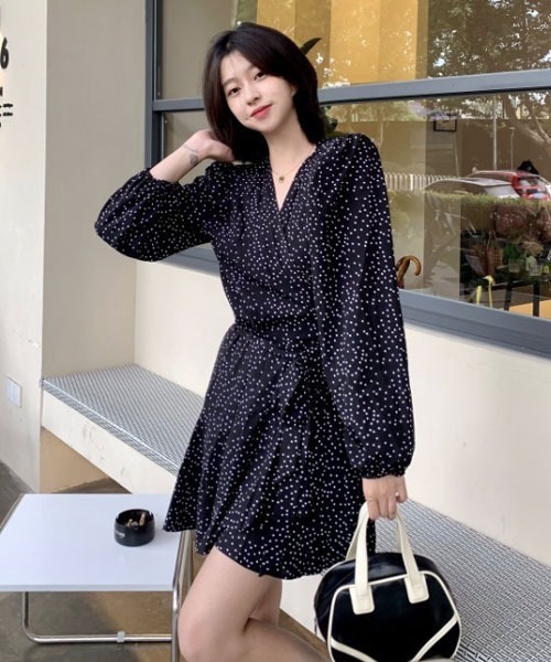 urge:(アージコロン )の「【URGE:】ドット柄 カシュクール 長袖 フレア ミニワンピース(ワンピース・レディース・ブラック・MEDIUM/SMALL/X-LARGE/LARGE)」の6枚目の写真