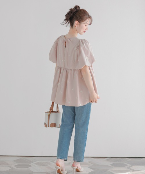 fitmore ♡新品未使用♡フラワー刺繍バルーンスリーブペプラムトップス Fit more フラワー刺繍バルーンスリーブペプラムトップス