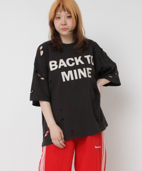 RNA（アールエヌエー）の「M2523 ダメージルーズＴ（Tシャツ/カットソー・レディース・ホワイト/スミクロ/レッド・MEDIUM）」の3枚目の写真