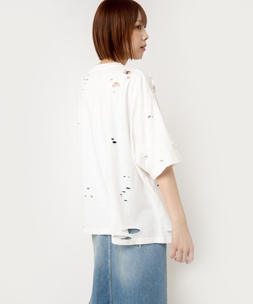 RNA（アールエヌエー）の「M2523 ダメージルーズＴ（Tシャツ/カットソー・レディース・ホワイト/スミクロ/レッド・MEDIUM）」の14枚目の写真