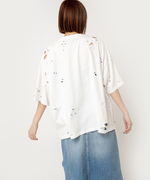 RNA（アールエヌエー）の「M2523 ダメージルーズＴ（Tシャツ/カットソー・レディース・ホワイト/スミクロ/レッド・MEDIUM）」の13枚目の写真