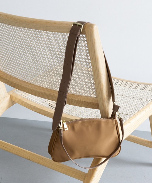 A part by（アパートバイ）の「ナイロン2WAYバッグ（ショルダーバッグ・レディース・レッド/キャメル/ブラック・FREE）」の2枚目の写真