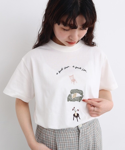 l'atelier du savon（アトリエドサボン）の「●イス生活　刺繍Tシャツ（Tシャツ/カットソー・レディース・オフホワイト/ホワイト・FREE）」の2枚目の写真