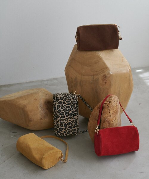 natural couture（ナチュラルクチュール）の「スエードミニバッグ（ショルダーバッグ・レディース・イエロー/その他1/ダークブラウン/レッド・FREE）」の2枚目の写真