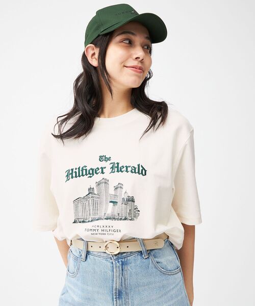 トロピカルフローラルヒルフィガーTシャツ セール】レギュラースクリプトクルーネックTシャツ（Tシャツ