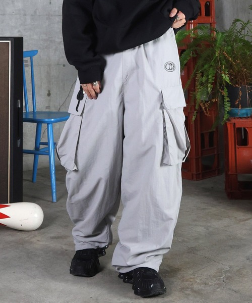 ILL'S（イルズ）の「AW キーリングループ ワンポイント ナイロンワイドカーゴパンツ ユニセックス 【ILL'S】（カーゴパンツ・メンズ・ネイビー/ブラック/グレー・M/L）」の2枚目の写真