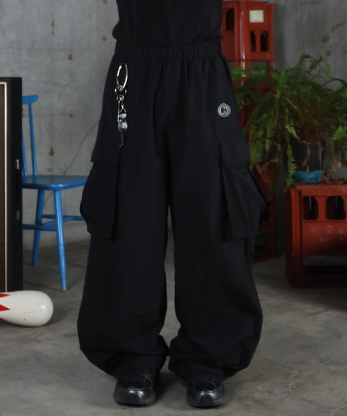 ILL'S（イルズ）の「AW キーリングループ ワンポイント ナイロンワイドカーゴパンツ ユニセックス 【ILL'S】（カーゴパンツ・メンズ・ネイビー/ブラック/グレー・M/L）」の4枚目の写真