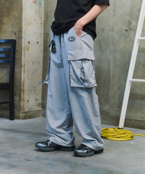 ILL'S(イルズ)の「キーリングループ ワンポイント ナイロンワイドカーゴパンツ ユニセックス(カーゴパンツ・メンズ・ネイビー/ブラック/グレー・M/L)」の16枚目の写真
