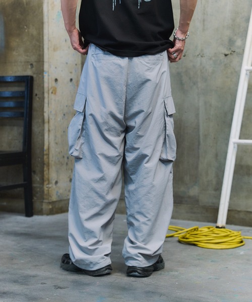 ILL'S(イルズ)の「キーリングループ ワンポイント ナイロンワイドカーゴパンツ ユニセックス(カーゴパンツ・メンズ・ネイビー/ブラック/グレー・M/L)」の15枚目の写真