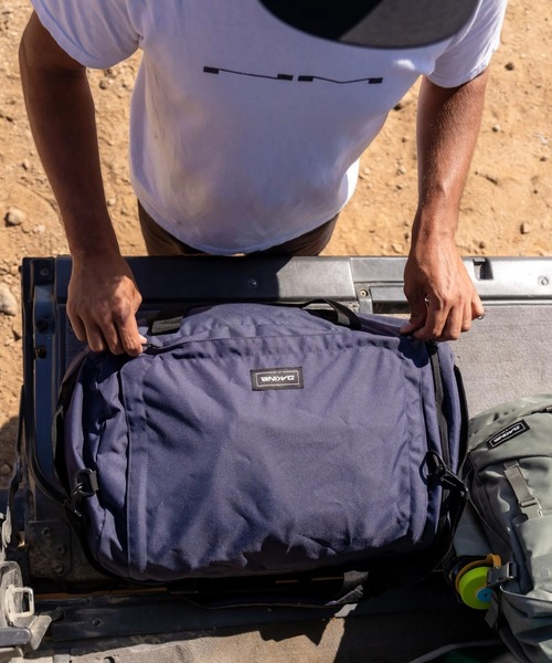 DAKINE(ダカイン)の「【直営店限定】DAKINE EQ DUFFLE ショルダーバッグ 50L【2025年秋冬モデル】/ダカインロゴワンポイントパッカブルダッフルバック(ボストンバッグ・メンズ・ブラック系その他/ブルー系その他・FREE)」の1枚目の写真