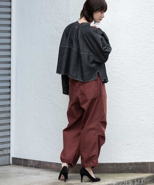 Munich(ミューニック)の「6ozスラブデニム2wayクロップドシャツ(シャツ/ブラウス・レディース・ブラック/ライトグレー/インディゴブルー・FREE)」の17枚目の写真