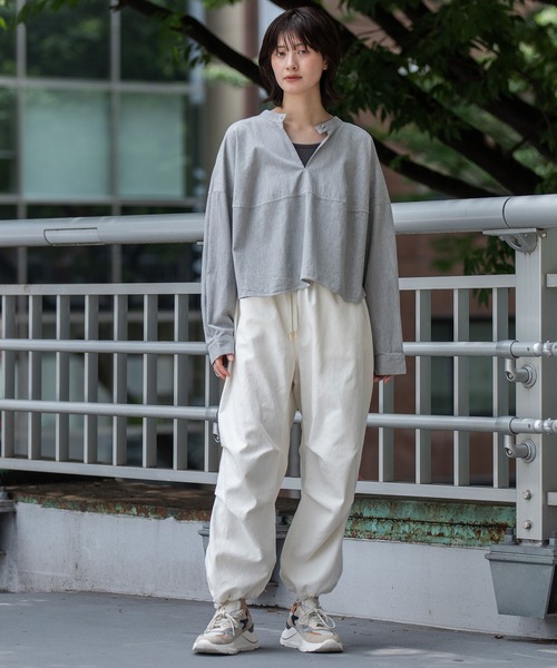 Munich(ミューニック)の「6ozスラブデニム2wayクロップドシャツ(シャツ/ブラウス・レディース・ブラック/ライトグレー/インディゴブルー・FREE)」の13枚目の写真