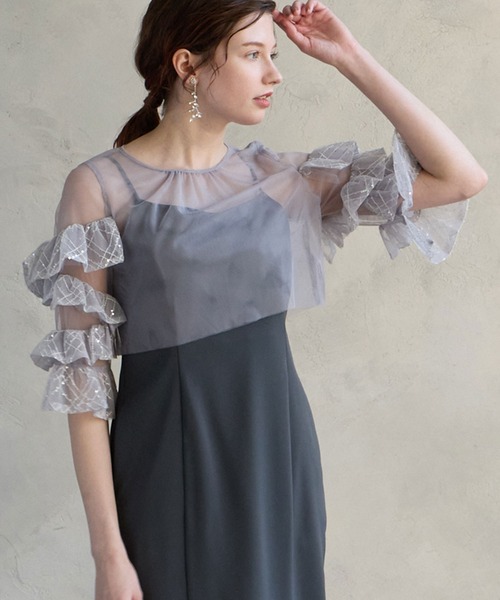 AIMER（エメ）の「【WEB限定】チュールスパンコールフリルスリーブブラウス×サテンキャミソールタイトワンピース 2点セットパーティードレス　結婚式　お呼ばれ　ドレス　20代 30代（ドレス・レディース・ブラック/キャメル/ダークグリーン・SMALL/MEDIUM）」の2枚目の写真