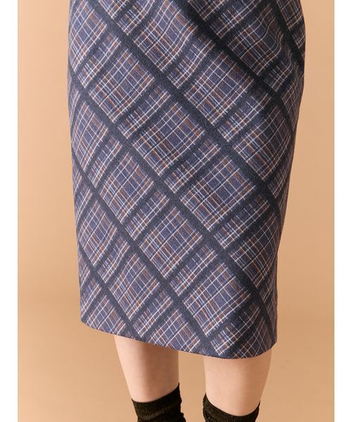 LILY BROWN(リリーブラウン)の「ウーリーチェックミディスカート(スカート・レディース・グレイッシュベージュ/ネイビー/イエロー・1/0)」の13枚目の写真