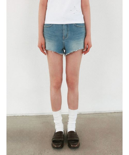 Kijun(キジュン)の「Studded Denim Shorts Light Blue(デニムパンツ・レディース・その他・MEDIUM/SMALL)」の2枚目の写真