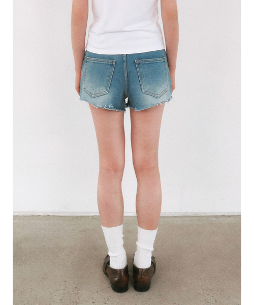 Kijun(キジュン)の「Studded Denim Shorts Light Blue(デニムパンツ・レディース・その他・MEDIUM/SMALL)」の4枚目の写真
