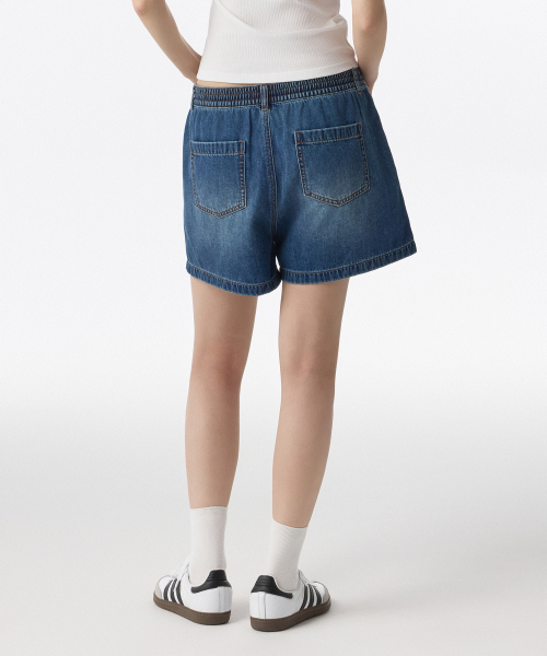 MUSINSA STANDARD WOMAN（ムシンサスタンダードウーマン）の「ウィメンズドローストリングバンディングデニムショーツ[ミディアムインディゴ]（デニムパンツ・レディース・その他・26/28/30/24）」の2枚目の写真