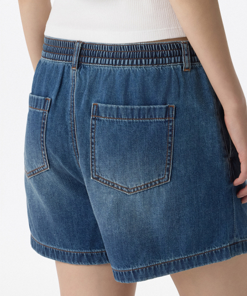 MUSINSA STANDARD WOMAN（ムシンサスタンダードウーマン）の「ウィメンズドローストリングバンディングデニムショーツ[ミディアムインディゴ]（デニムパンツ・レディース・その他・26/28/30/24）」の5枚目の写真