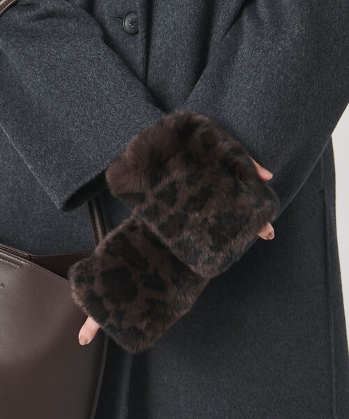 UNITED ARROWS（ユナイテッドアローズ）の「レッキスラビットファー フィンガーレスグローブ（手袋・レディース・ダークグレー/ダークブラウン/ベージュ・FREE）」の2枚目の写真