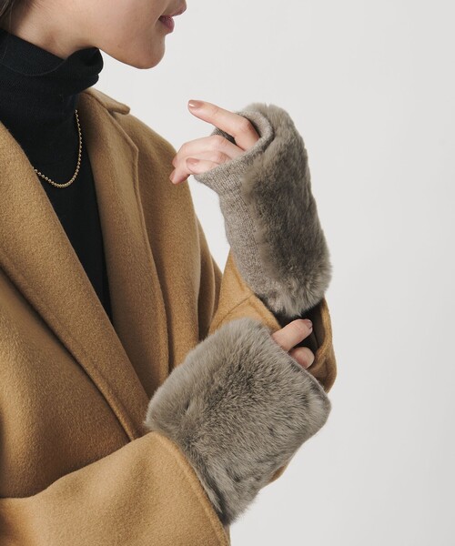 UNITED ARROWS（ユナイテッドアローズ）の「レッキスラビットファー フィンガーレスグローブ（手袋・レディース・ダークグレー/ダークブラウン/ベージュ・FREE）」の3枚目の写真